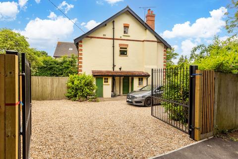 Three Bridges Road, Crawley RH10
