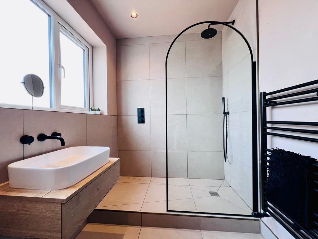 BATHROOM2.jpg