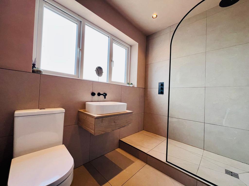 BATHROOM 2.jpg