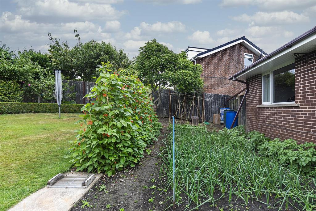 Bramleys Estate Agents - Gleneagles Way - Fixby (4