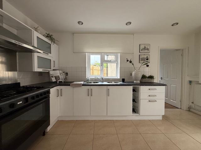 11 heol hir kitchen.jpg