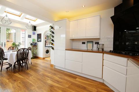 14 Alfred Lyons Close, Rugeley, WS15 3EY