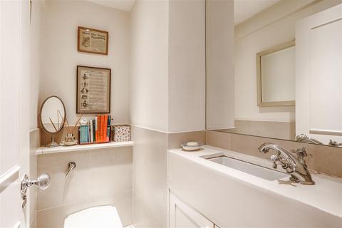 34 Chelsea Towers, London, SW3 5PN