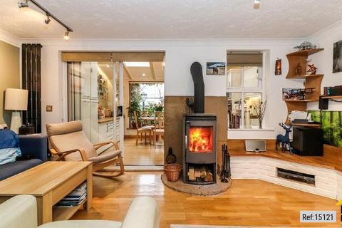 4 bedroom semi-detached house for sale, Cherry Hills, Watford, United Kingdom, WD19