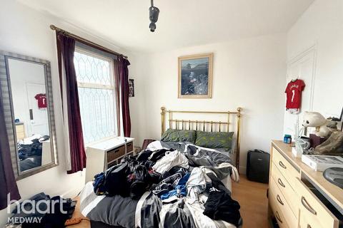 2 bedroom terraced house for sale, Luton Road, Chatham