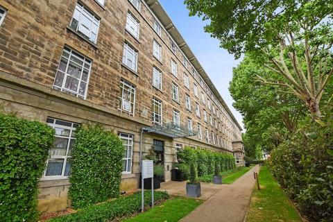 3 bedroom flat to rent, Bromyard Avenue, London