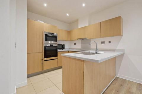 3 bedroom flat to rent, Bromyard Avenue, London