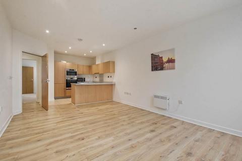 3 bedroom flat to rent, Bromyard Avenue, London