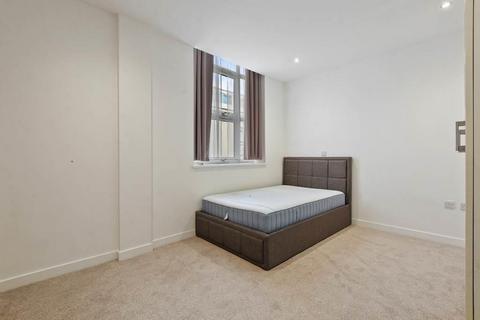 3 bedroom flat to rent, Bromyard Avenue, London