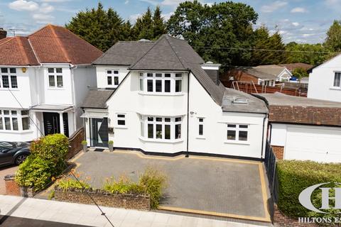 18 Minterne Avenue, Southall, UB2 4HW