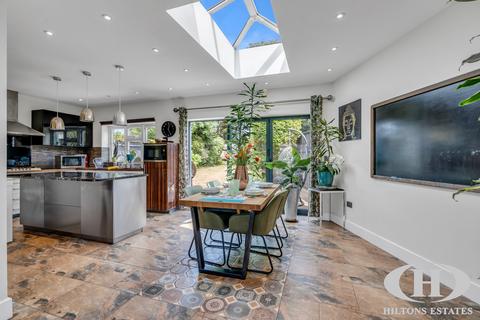 18 Minterne Avenue, Southall, UB2 4HW