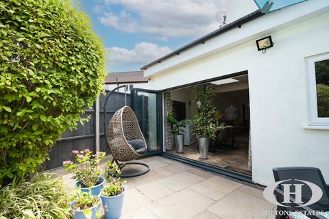 18 Minterne Avenue, Southall, UB2 4HW