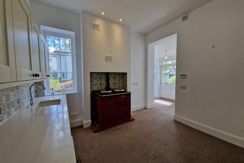 4 bedroom detached house to rent, Waverley Street, Nottingham, Nottinghamshire, NG7 4DY