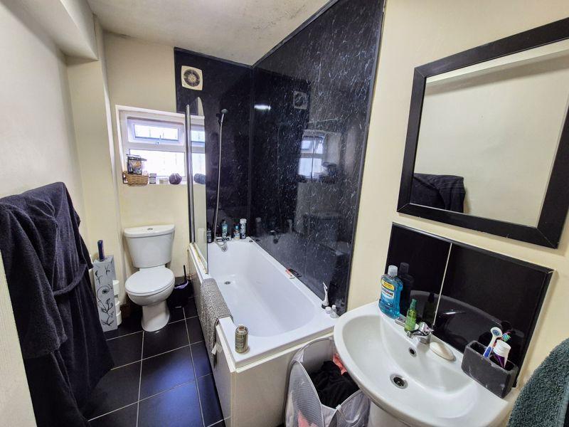 Flat 1 Bathroom