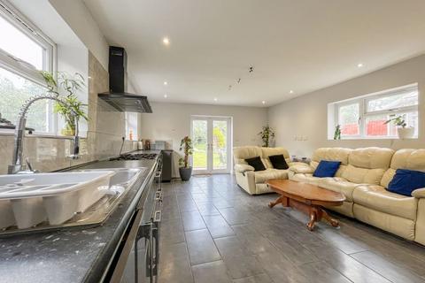 31 Church Road, Oxley, Wolverhampton, WV10 6AB