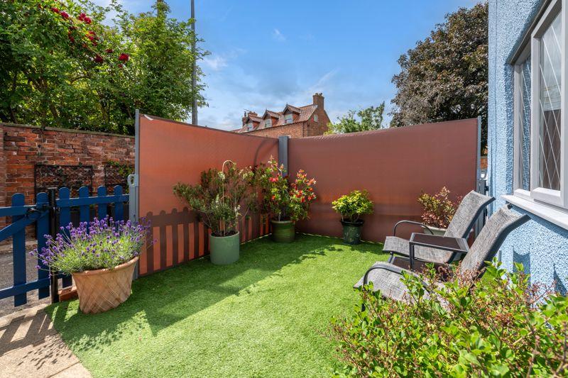 Front garden +...