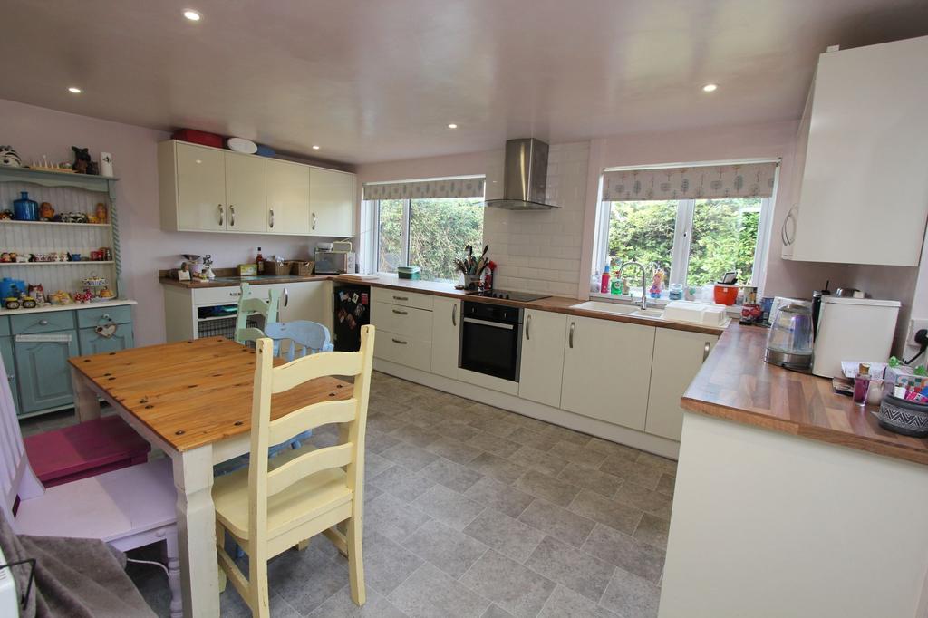 Whittan Close, Rhoose, CF62 3FW 3 bed semi-detached house - £315,000