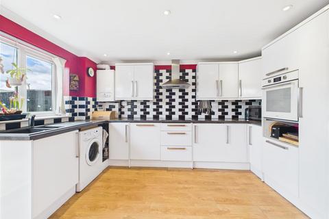 3 bedroom terraced house for sale, Robin Way, Chelmsford