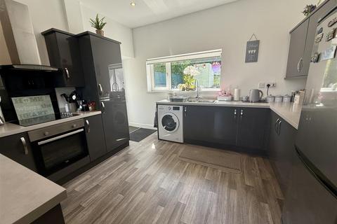 2 bedroom bungalow for sale, Ponthenry Road, Pontyates, Llanelli