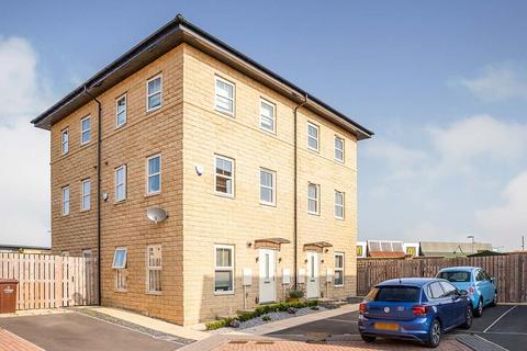 2 bedroom semi-detached house to rent, Cawood Close, West Yorkshire WF1