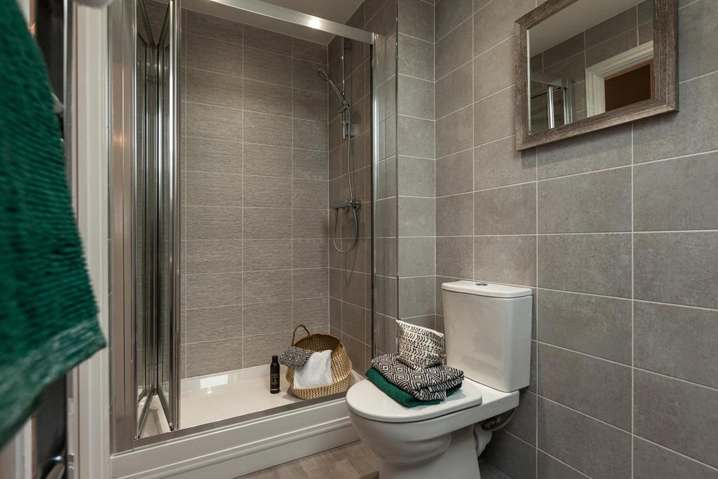 En suite to the main bedroom