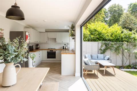 27 Howard Road, Reigate, RH2 7JE