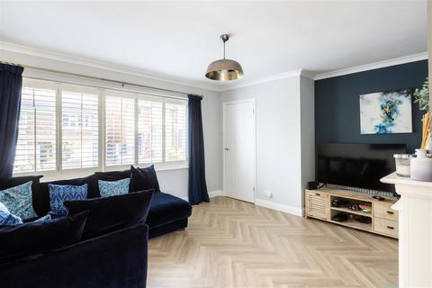 27 Howard Road, Reigate, RH2 7JE