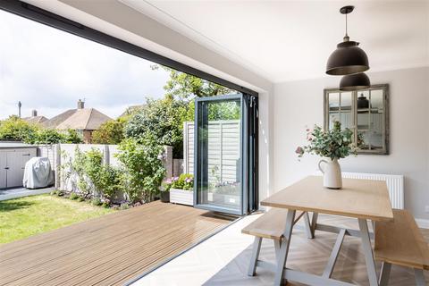 27 Howard Road, Reigate, RH2 7JE