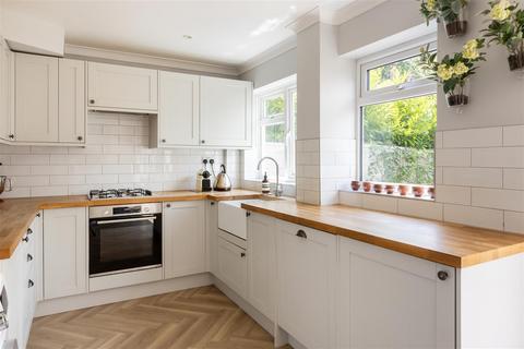 27 Howard Road, Reigate, RH2 7JE