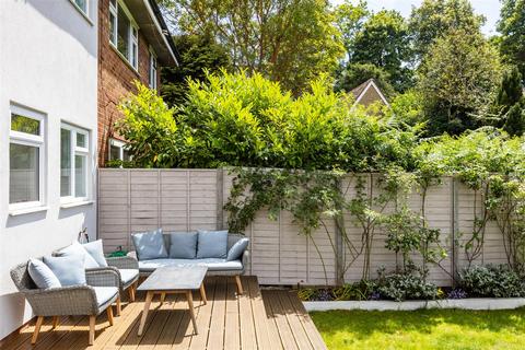 27 Howard Road, Reigate, RH2 7JE