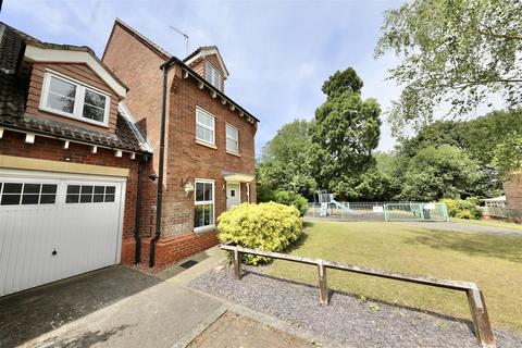4 bedroom end of terrace house for sale, Laurel Court, Beverley