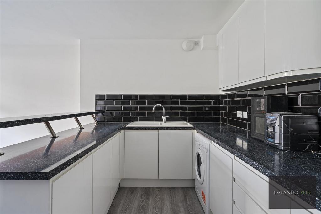 Flat 23, Palm Court SE15 6 PB-5.jpg