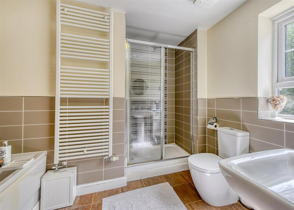 4 Great Hall Grove-bed1 ensuite.jpg