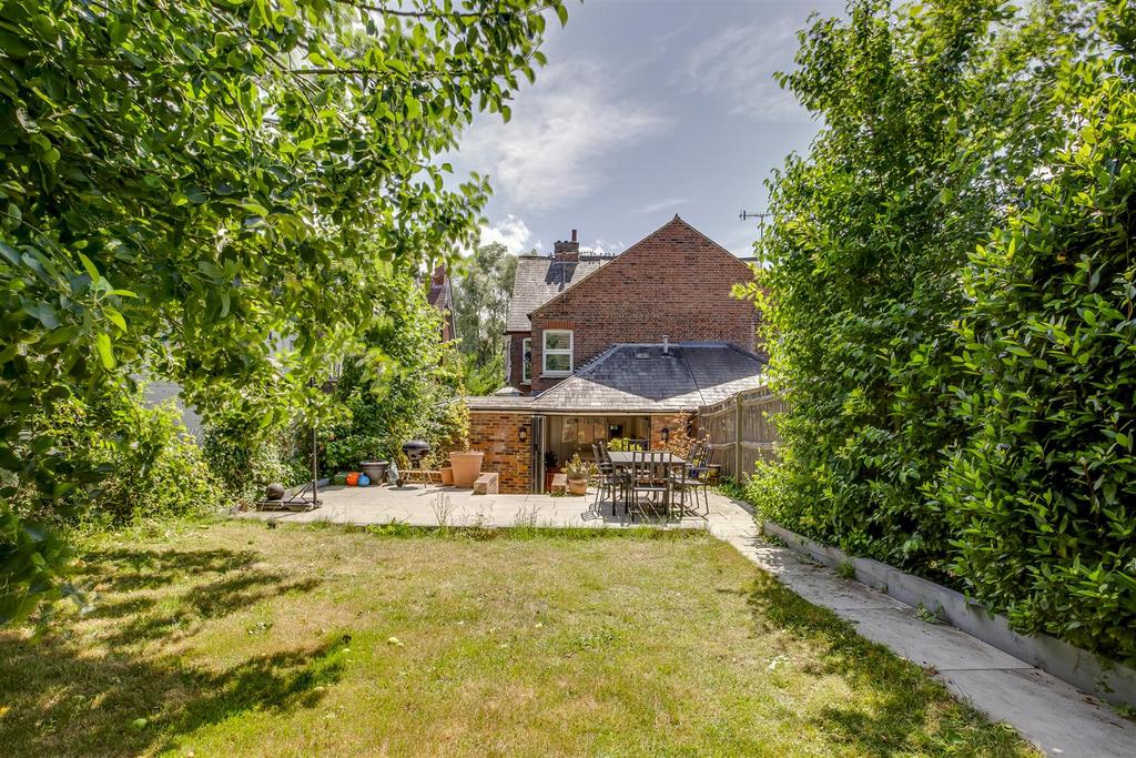 51 London Road, HP11 1 BN-17.jpg