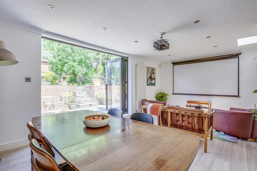 51 London Road, HP11 1 BN-12.jpg