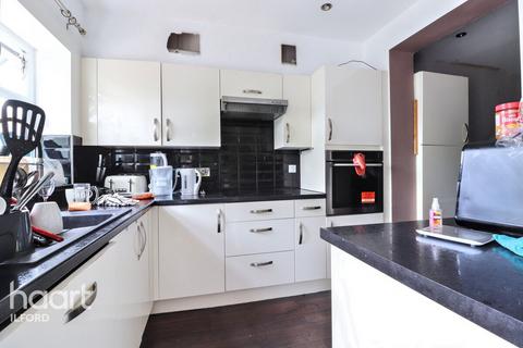 4 bedroom terraced house to rent, Basildon Avenue, ILFORD