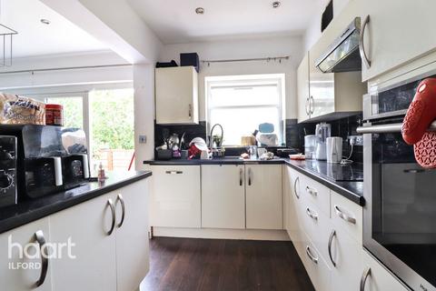 4 bedroom terraced house to rent, Basildon Avenue, ILFORD