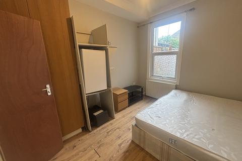 1 bedroom bedsit to rent, Lincoln Road, Enfield EN3