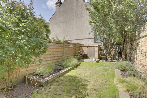 2 Aislibie Road, London, SE12 8QQ