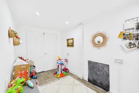 13 Lyndhurst Road, Coulsdon, CR5 3HU