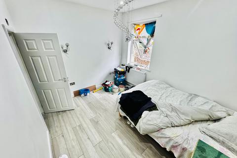 4 bedroom detached house to rent, Franchise Street, Wednesbury, WS10 9RE