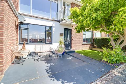 2 bedroom flat for sale, Laurel Close, Leigh-On-Sea SS9