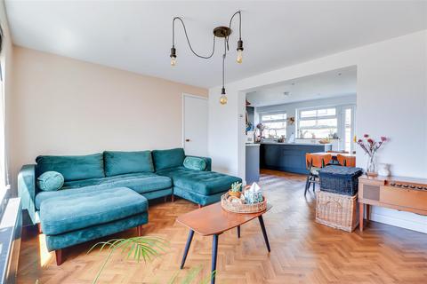 2 bedroom flat for sale, Laurel Close, Leigh-On-Sea SS9