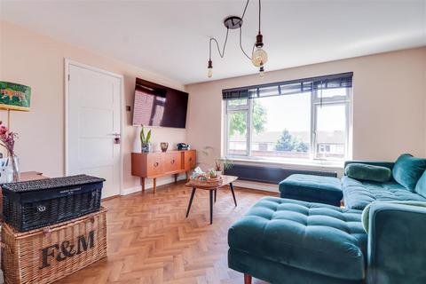 2 bedroom flat for sale, Laurel Close, Leigh-On-Sea SS9
