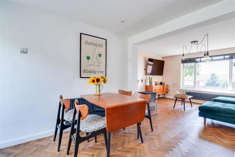 2 bedroom flat for sale, Laurel Close, Leigh-On-Sea SS9