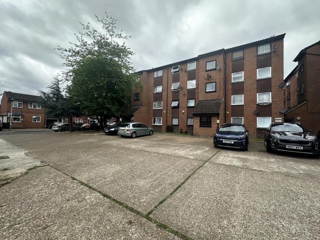 2 bedroom First floor flat, located 10 minute wal