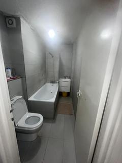 1 bedroom in a flat share to rent, Trimmer Walk, Brentford TW8