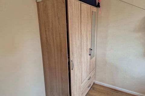 1 bedroom in a flat share to rent, Trimmer Walk, Brentford TW8