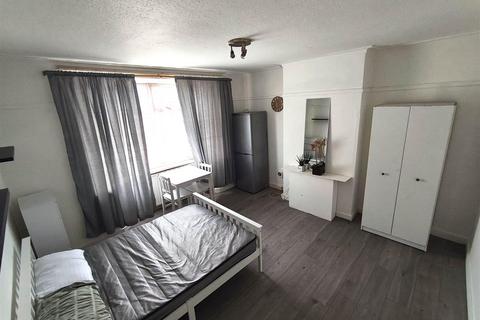 House share to rent, St. James Gardens, Wembley