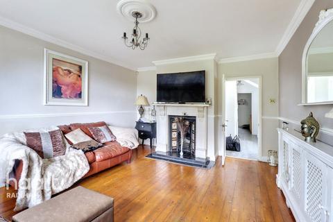 3 bedroom detached house for sale, Lambs Lane South, Rainham, RM13 9XH